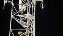 窃盗容疑で警察から逃げた男 通信鉄塔に24時間居座り - ワイズデジタル【タイで生活する人のための情報サイト】