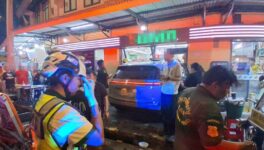 コンビニにEV車が突入　カオサン通り近くで、8人が負傷 - ワイズデジタル【タイで生活する人のための情報サイト】
