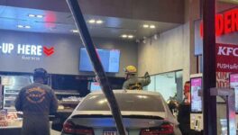 プラカノンのKFCに車突入　12人負傷、店内の7割が損壊 - ワイズデジタル【タイで生活する人のための情報サイト】