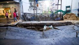 都内交差点で道路陥没　排水管に土砂流入 - ワイズデジタル【タイで生活する人のための情報サイト】