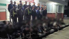 不法就労者145人を一斉摘発　輸送車10台、首都圏へ移送中 - ワイズデジタル【タイで生活する人のための情報サイト】