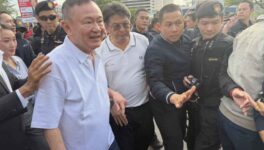 タクシン元首相が出所　仮釈放で電子足輪を装着し帰宅 - ワイズデジタル【タイで生活する人のための情報サイト】