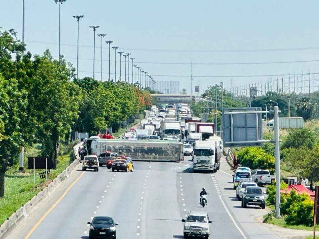 アユタヤ国道で送迎バス横転 13人負傷、5kmの渋滞発生