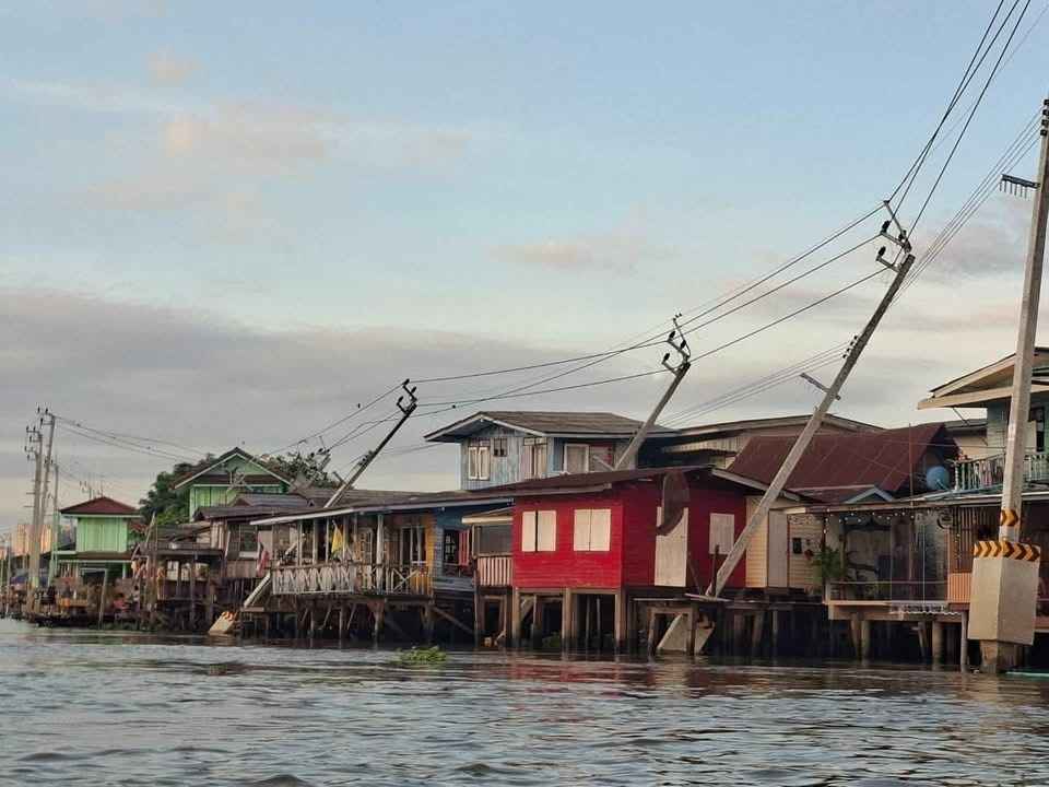 川沿い電柱が倒れ7棟破損 船がエンジン故障で衝突