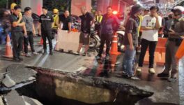 ラップラオで道路陥没　深さ約1.5m。翌日には工事で修復 - ワイズデジタル【タイで生活する人のための情報サイト】