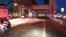 トラックから大型コンクリート板落下　近郊道路で、梁との接触が原因 - ワイズデジタル【タイで生活する人のための情報サイト】