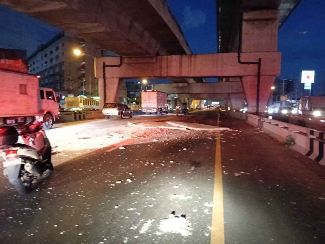 トラックから大型コンクリート板落下 近郊道路で、梁との接触が原因
