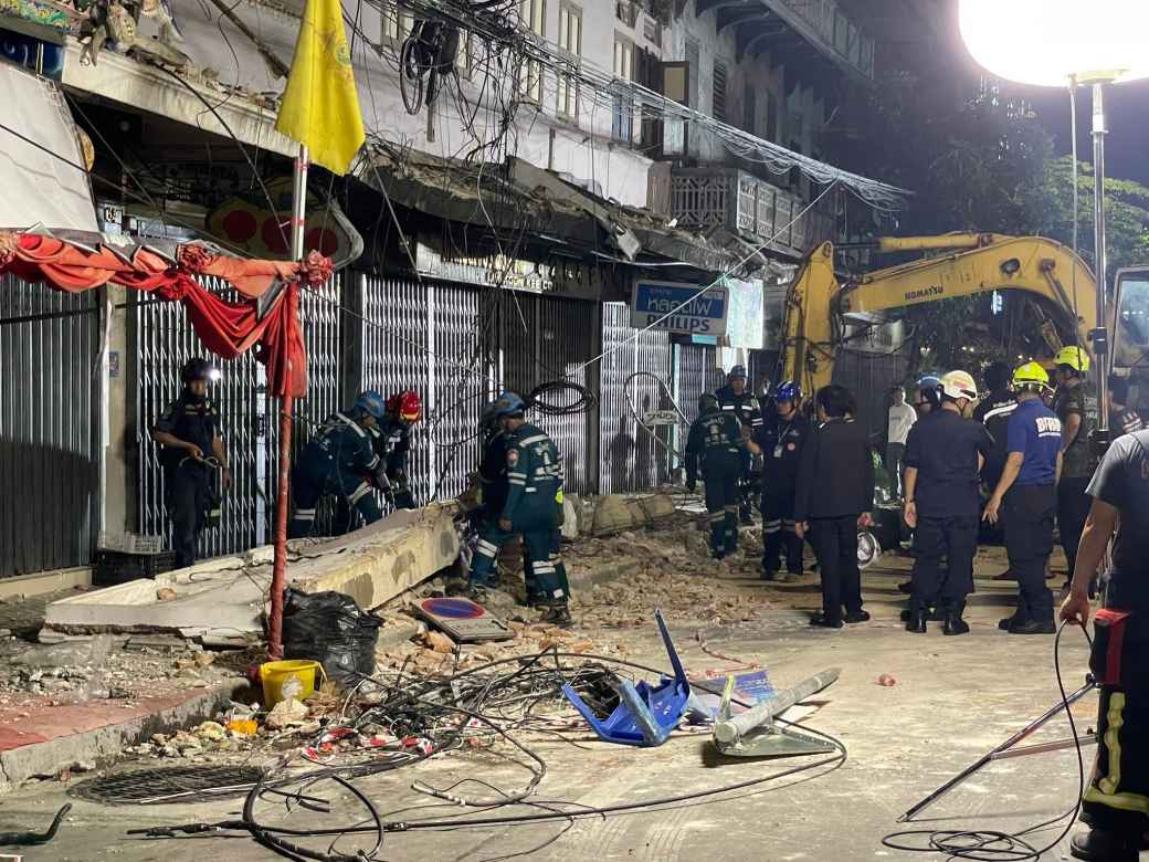 ラマ4世通りで建物の一部崩落 ひさしが歩道に落下、歩行者1人死亡