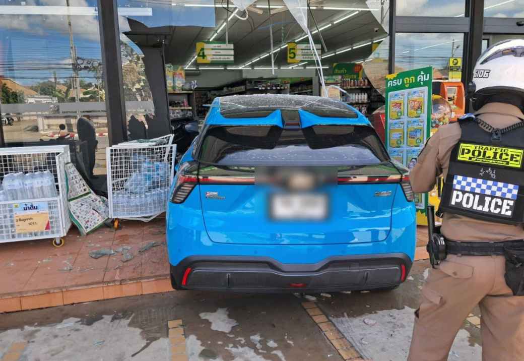 高齢ドライバーがコンビニに突入 「アクセルを踏み間違え」で3人負傷