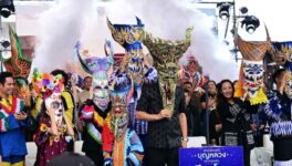 ルーイ県の奇祭「ピーターコーン祭り」　アヌティン首相も仮面を被りパレードに参加 - ワイズデジタル【タイで生活する人のための情報サイト】