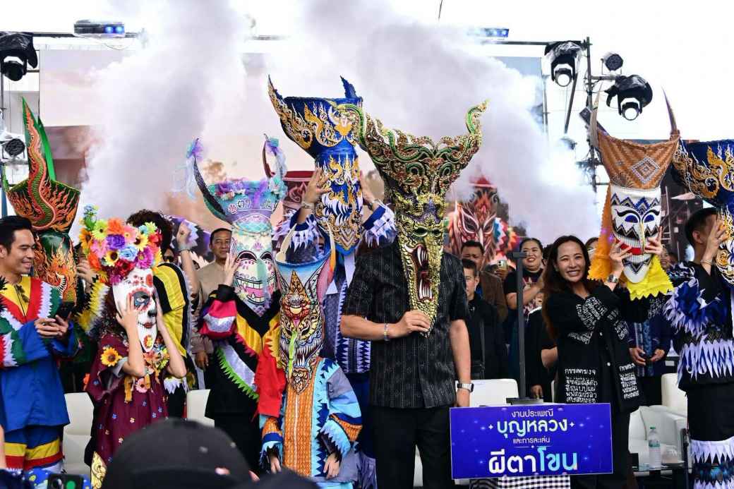 ルーイ県の奇祭「ピーターコーン祭り」　アヌティン首相も仮面を被りパレードに参加 - ワイズデジタル【タイで生活する人のための情報サイト】