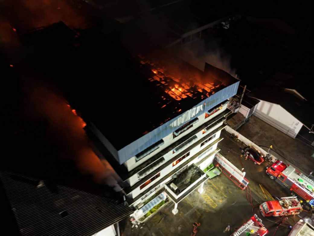 バンプーの工場で大規模火災 5階建てほぼ全焼、従業員1人重傷