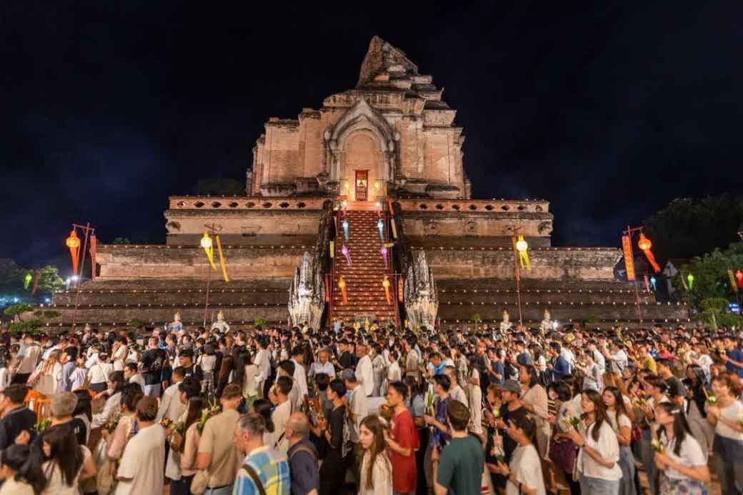 アサラハブーチャの夜を照らす祈り チェンマイでウィアンティアン