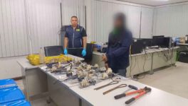 東北部で街路灯の電線盗難男逮捕 50回以上の犯行で1,000万Bに及ぶ - ワイズデジタル【タイで生活する人のための情報サイト】
