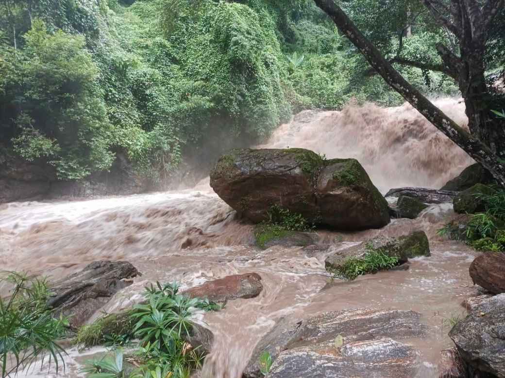 チェンマイの滝で鉄砲水 観光客が流される水害事故発生