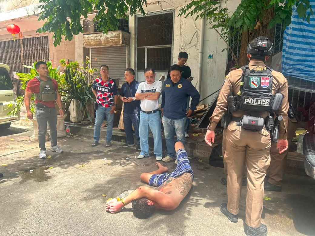 コンビニ強盗の米国男 警察官の首を切りつけ逮捕