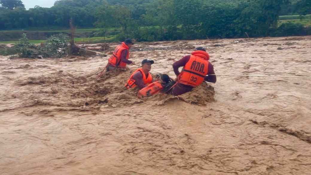 北部で大規模な鉄砲水・洪水が発生 ナーン県プア郡で国境警備警察が激流から住民を救出