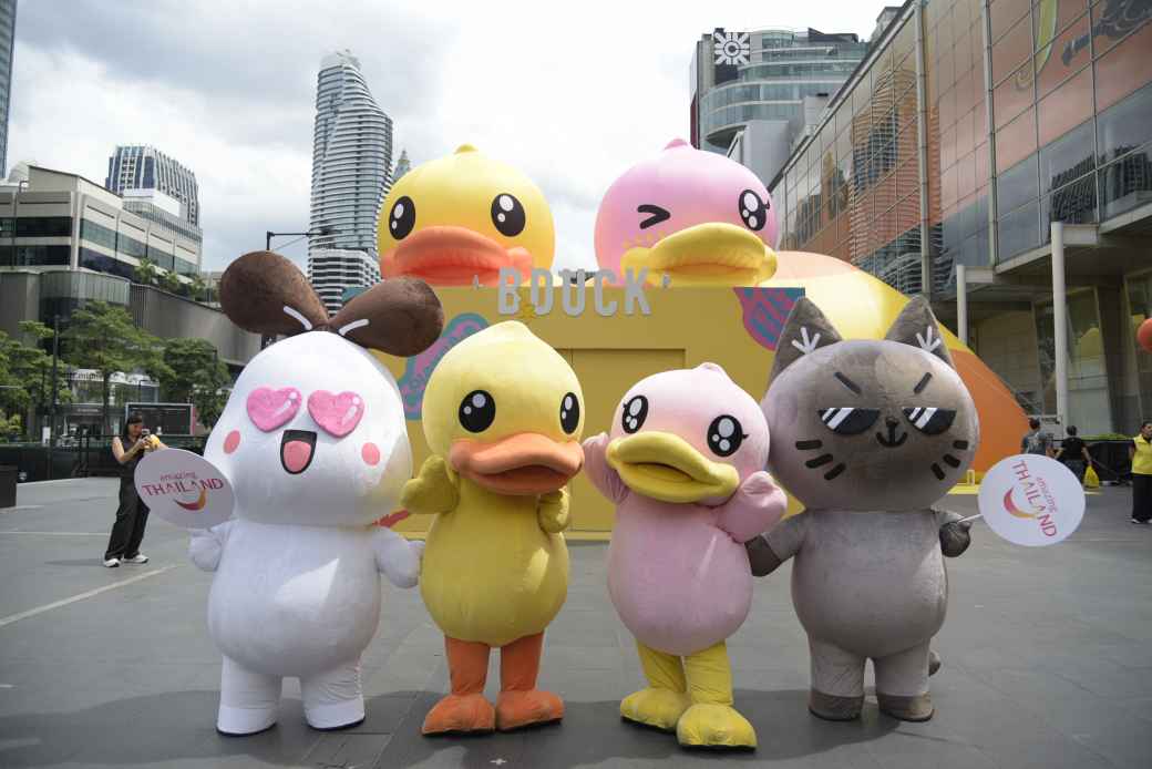 セントラルワールドに巨大アヒルが出現 「B.Duck」20周年記念イベントが開幕