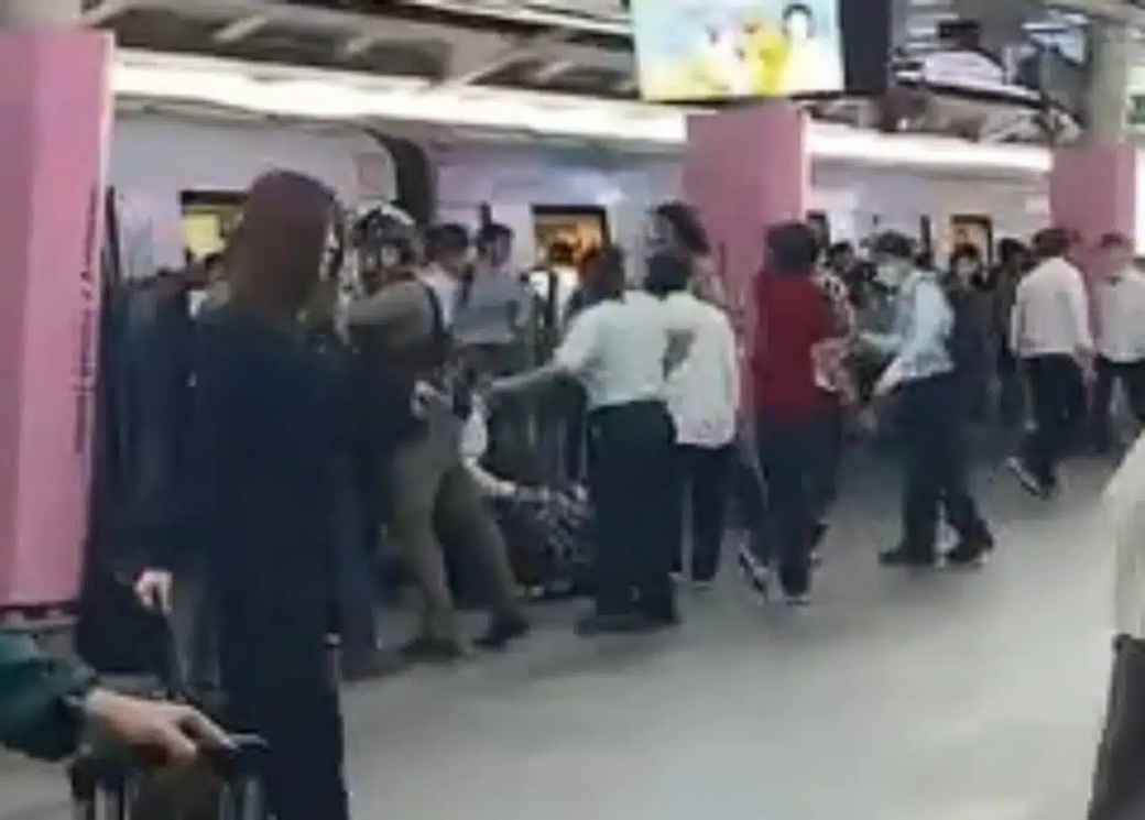 BTSサイアム駅で学生グループ乱闘 刃物で刺され2人が負傷