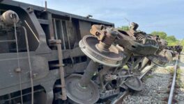 チョンブリーで貨物列車6両脱線　レール固定ボルトが盗まれたか - ワイズデジタル【タイで生活する人のための情報サイト】