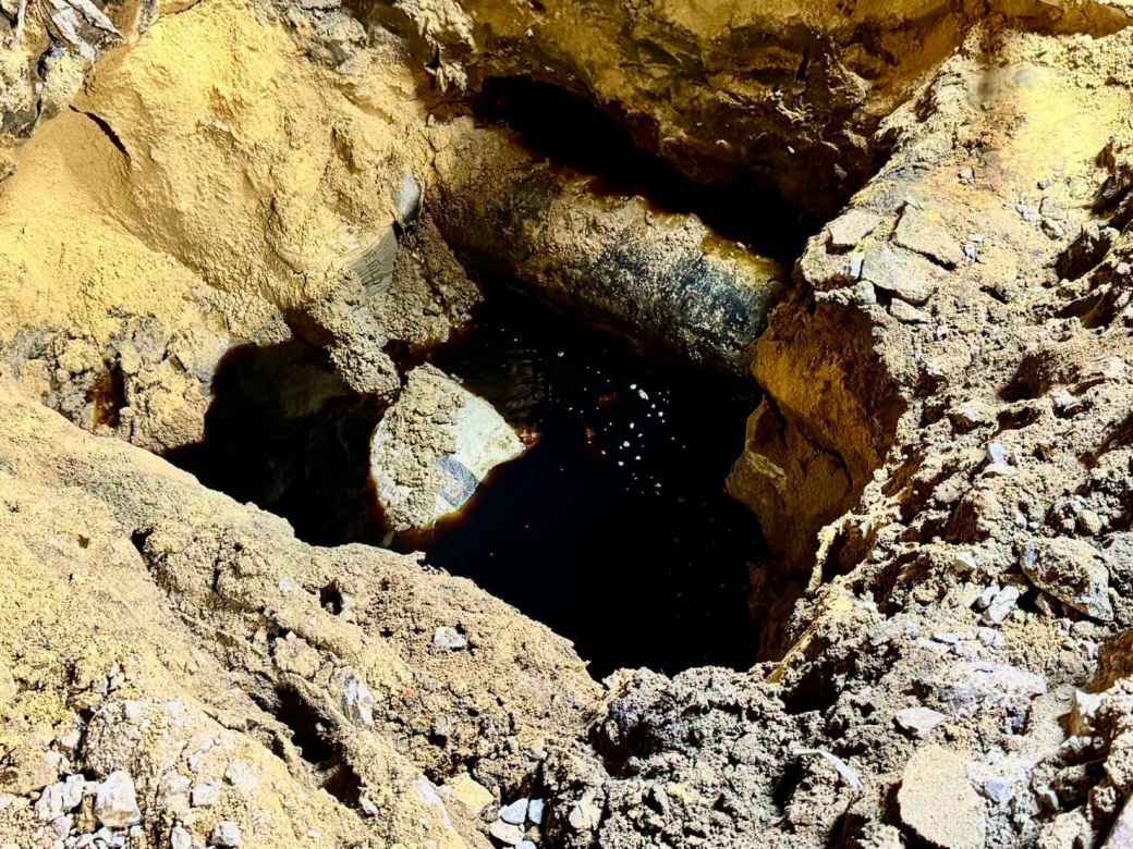 ラマ3世橋付近の送油パイプの漏れ発見 深さ5mの地下空洞を特定し閉塞作業を実施
