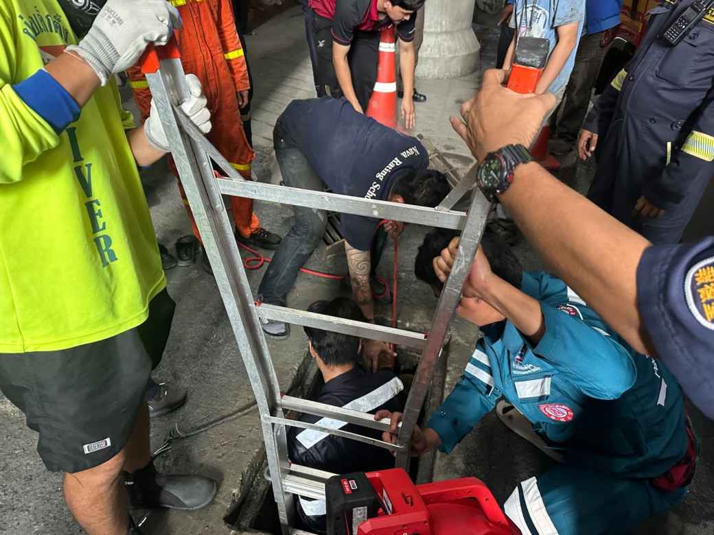 BTSプンナウィティ駅付近で 作業員が排水管へ転落し死亡