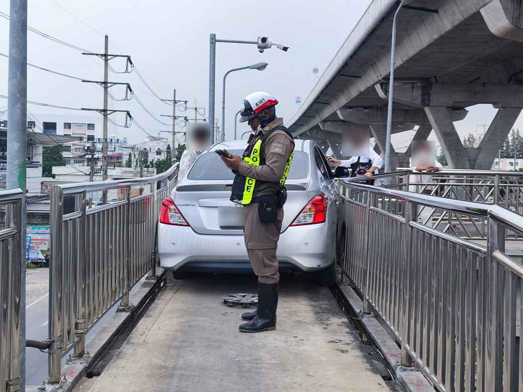 バイク専用Uターン橋に乗用車が誤進入し立ち往生 4度目のトラブルに当局が再発防止策