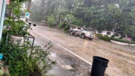大雨強風で都内電柱が倒壊 2人が負傷し周辺地域で停電が発生 - ワイズデジタル【タイで生活する人のための情報サイト】