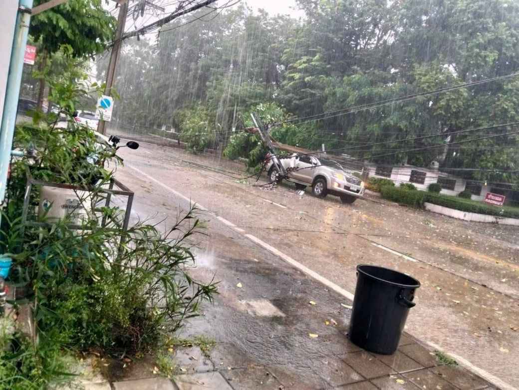大雨強風で都内電柱が倒壊 2人が負傷し周辺地域で停電が発生
