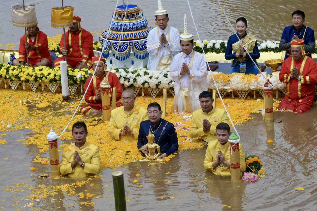 ペッチャブーン県伝統の水中仏像浸し神事 「ウム・プラ・ダムナム」で五穀豊穣と平安を祈願